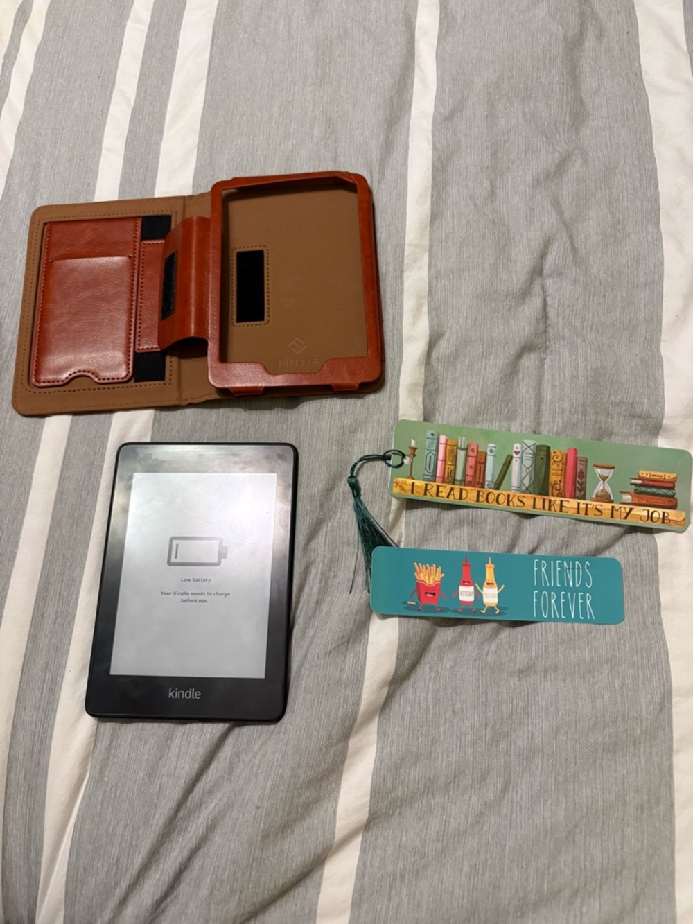 E-Reader in Black with Brown Folio Cover and Bookmarks Bundle